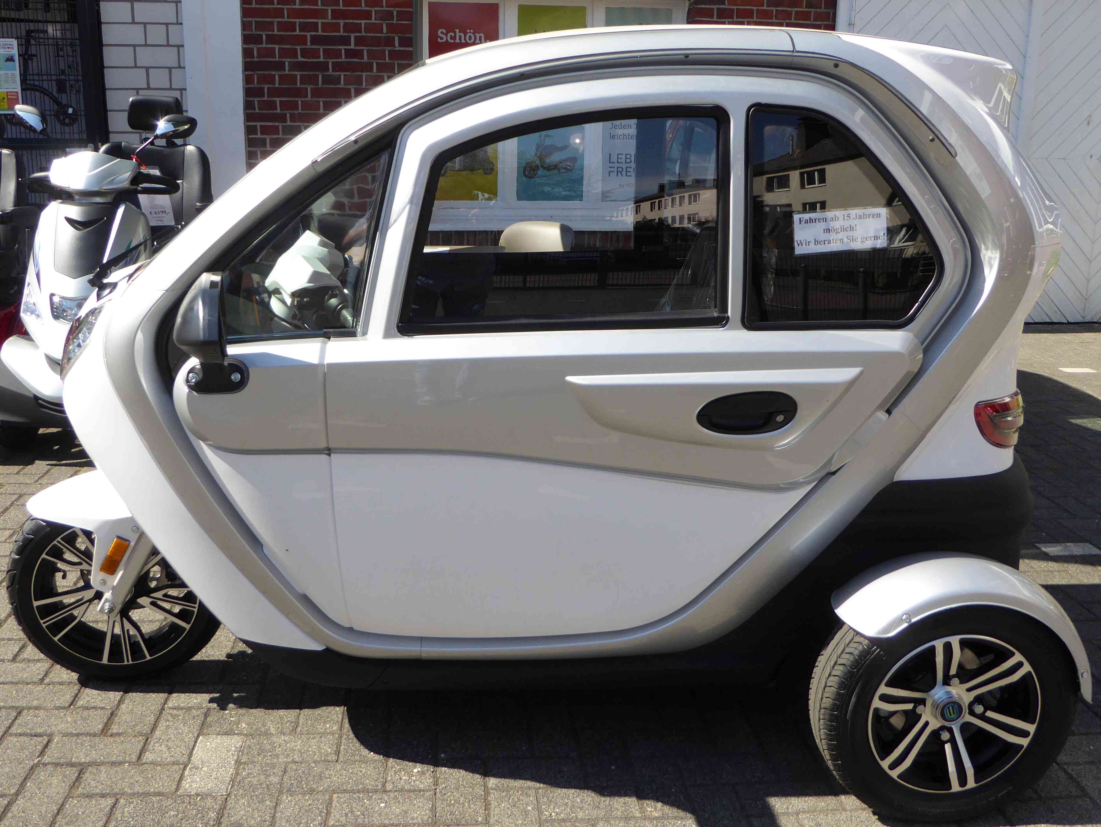 LEBENSFREUDE 3Rad ElektroKabinenroller 25 km/h Silber/Weiß Lebensfreude by Homann LEBENSFREUDE 3Rad ElektroKabinenroller 25 km/h Silber/Weiß Lebensfreude by Homann
